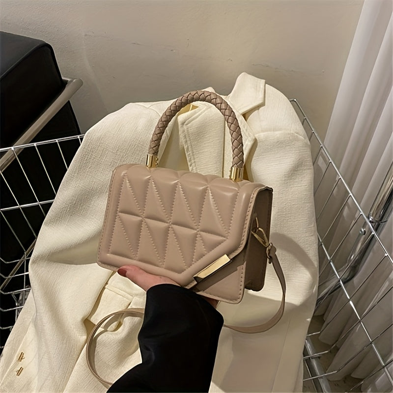 Bolsa de ombro moderna em couro sintético com alça ajustável, fecho magnético e detalhes dourados.