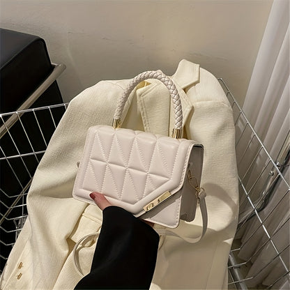 Bolsa de ombro moderna em couro sintético com alça ajustável, fecho magnético e detalhes dourados.