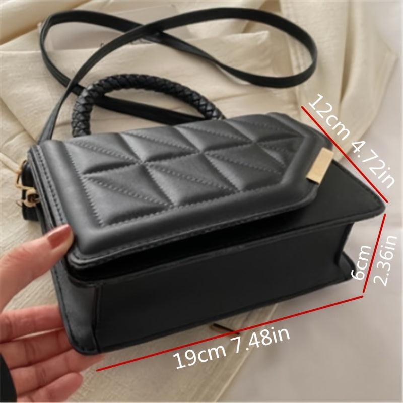 Bolsa de ombro moderna em couro sintético com alça ajustável, fecho magnético e detalhes dourados.
