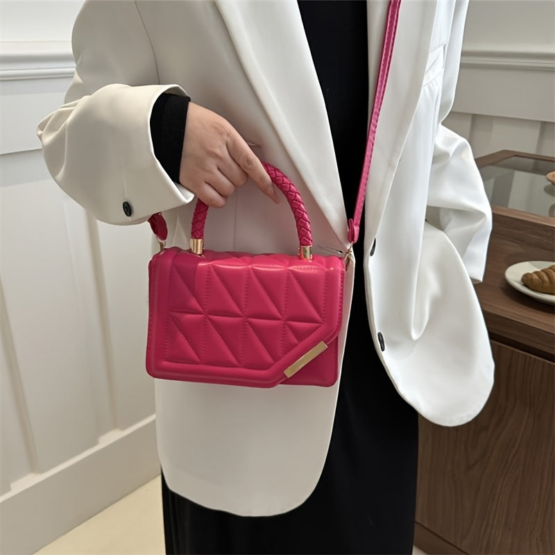 Bolsa de ombro moderna em couro sintético com alça ajustável, fecho magnético e detalhes dourados.