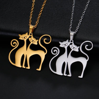 Colar de aço inoxidável com pingente fofo e engraçado de gato agachado.