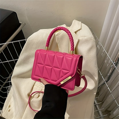 Bolsa de ombro moderna em couro sintético com alça ajustável, fecho magnético e detalhes dourados.