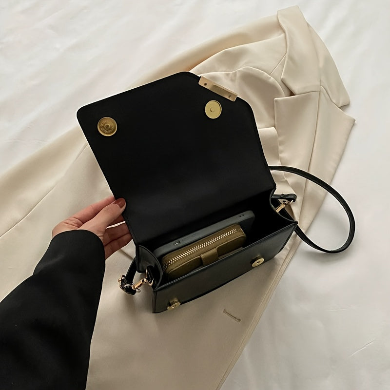 Bolsa de ombro moderna em couro sintético com alça ajustável, fecho magnético e detalhes dourados.