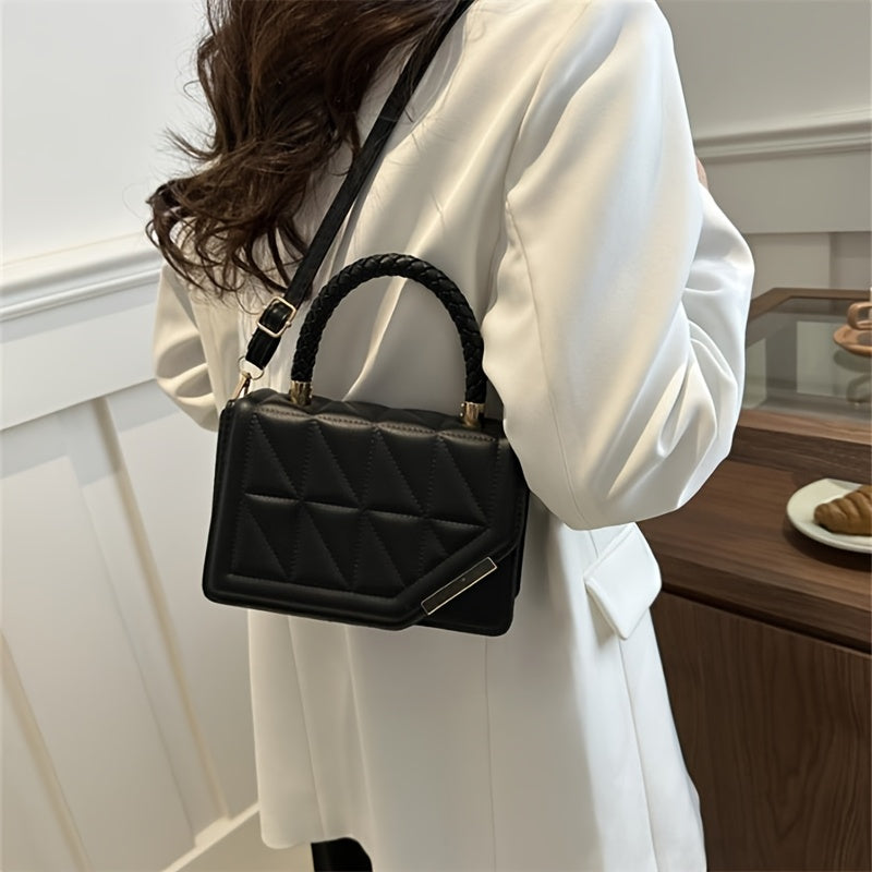Bolsa de ombro moderna em couro sintético com alça ajustável, fecho magnético e detalhes dourados.