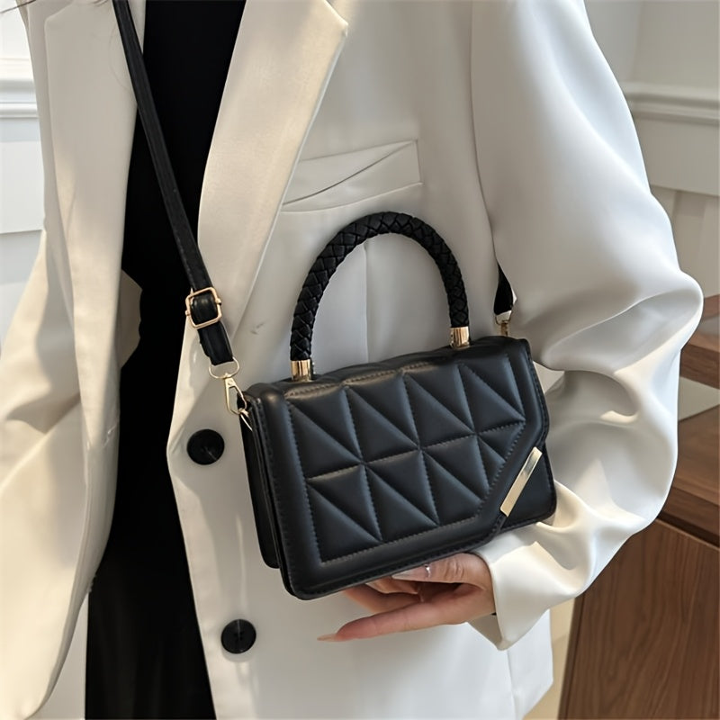 Bolsa de ombro moderna em couro sintético com alça ajustável, fecho magnético e detalhes dourados.